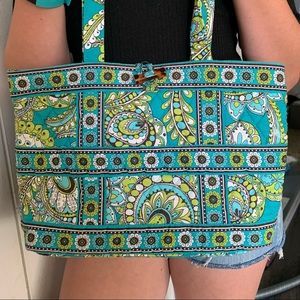 VERA BRADLEY shoulder bag in excellent condition. Tons of pockets!